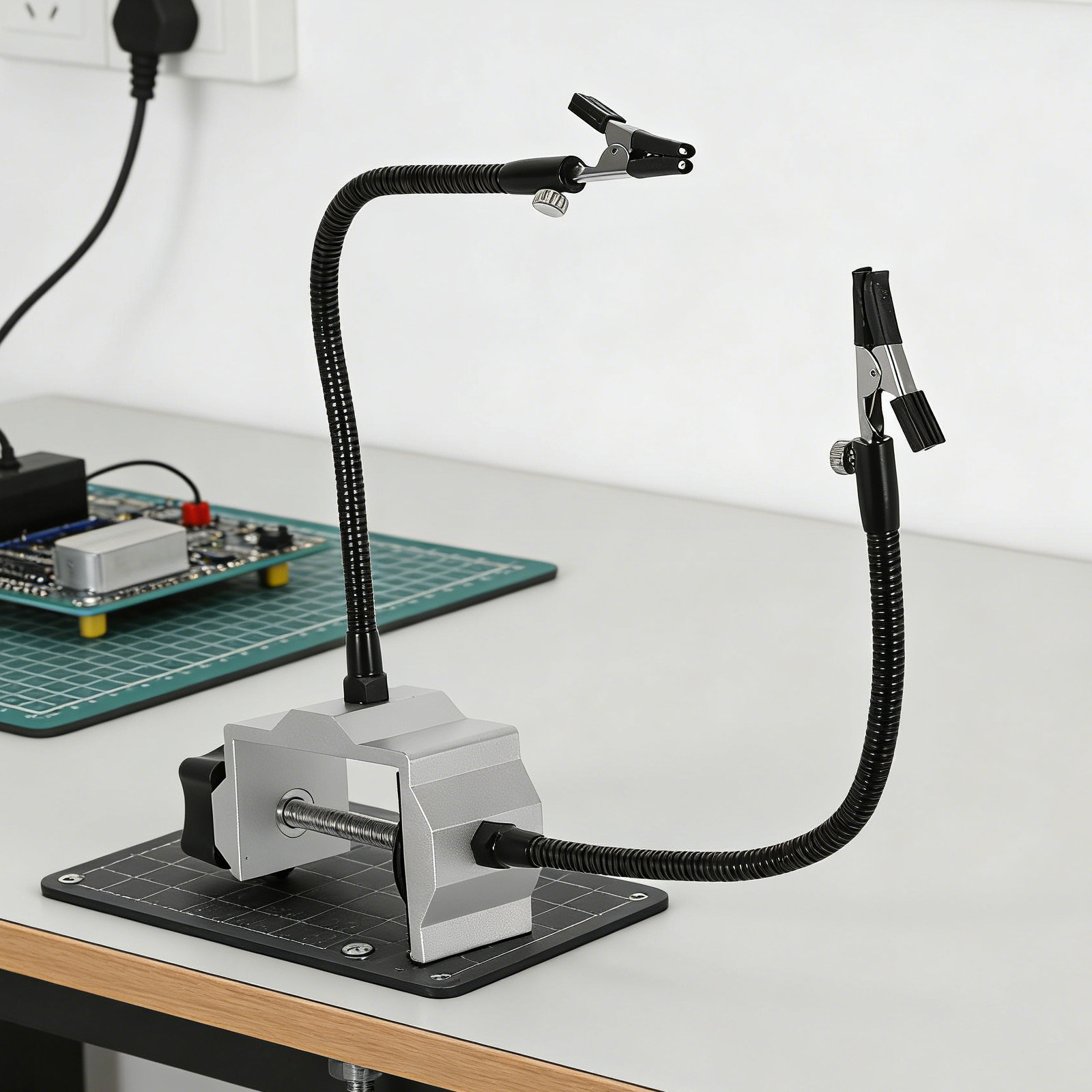 أداة مساعدة في اللحام مع مشبك  - مراجعة Electronics Repair Bench وسعره