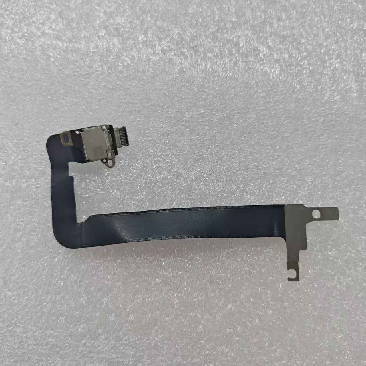 كابل شحن USB-C أصلي لماك بوك 1 - مراجعة Charging Port Flex وسعره